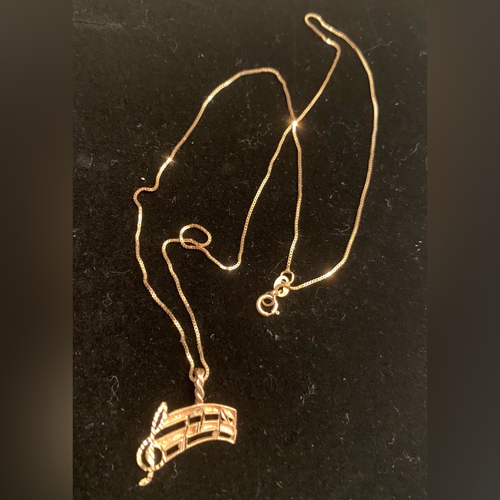 🌷SALE🌷14 kt yellow Gold Musical Note Pendant Necklace